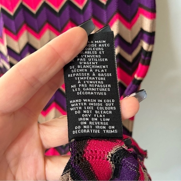 [M] NWOT Le Chateau 95% Viscose Pink, Purple & Black Chevron Pattern Tank Top - Picture 10 of 11